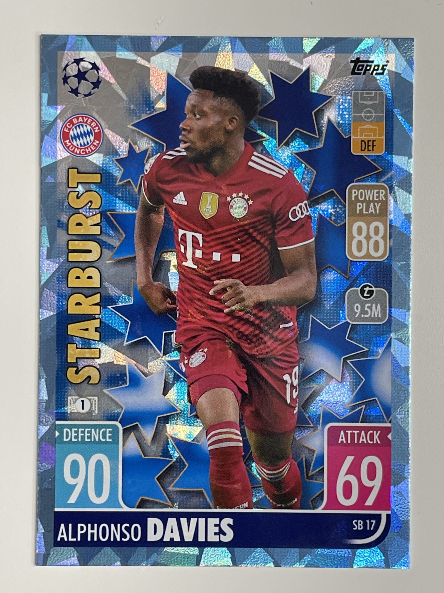 Alphonso Davies Bayern Munich Starburst Crystal Foil Parallel Topps Match Attax Extra 2021:22 Champions League Card