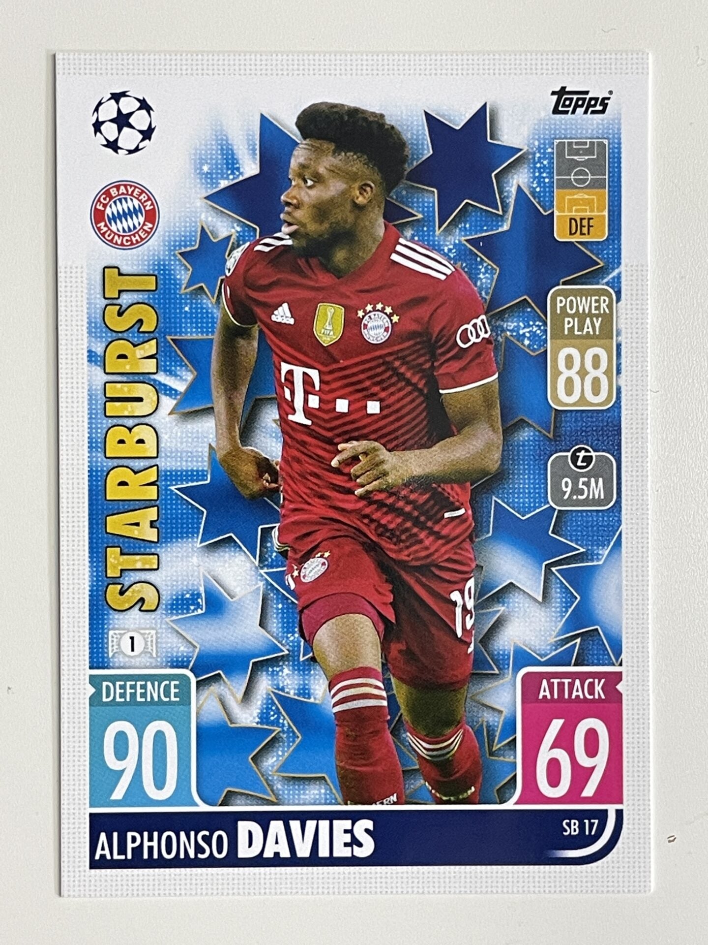 Alphonso Davies Bayern Munich Starburst Topps Match Attax Extra 2021:22 Champions League Card