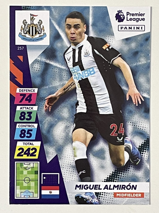 Miguel Almiron Newcastle United Base Panini Adrenalyn XL PLUS Premier League 2021 2022