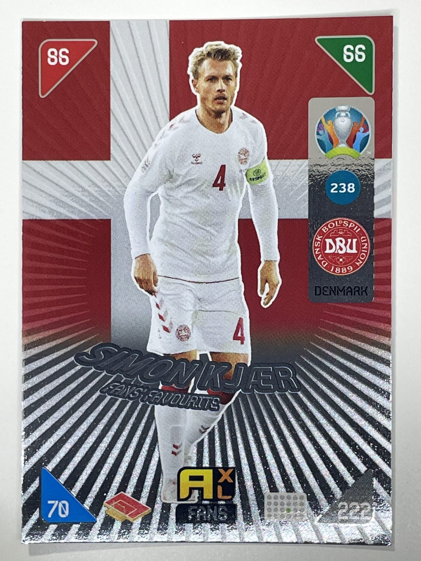 Simon Kjaer Fans Favourites (Denmark) Football Card &#8211; Euro 2020 Adrenalyn XL