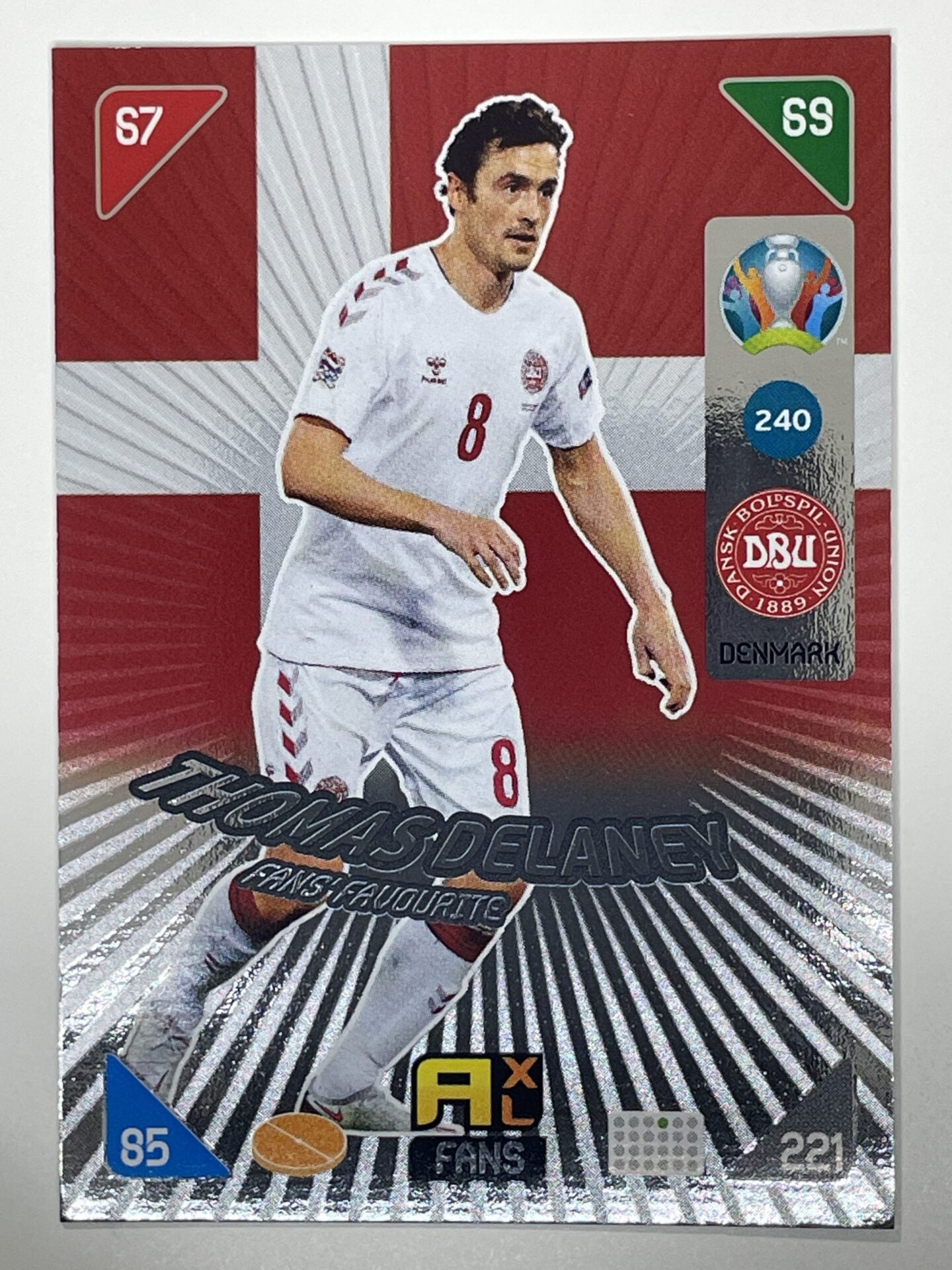 Thomas Delaney Fans Favourites (Denmark) Football Card &#8211; Euro 2020 Adrenalyn XL